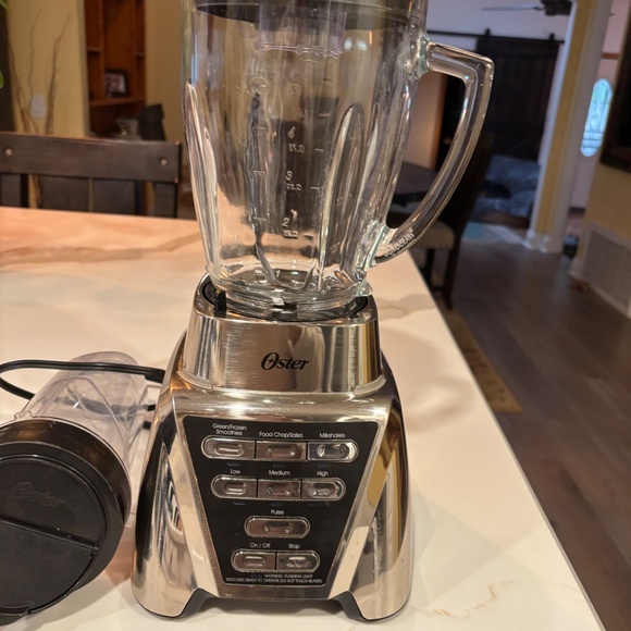 Oster Blender - Picture 1 of 4